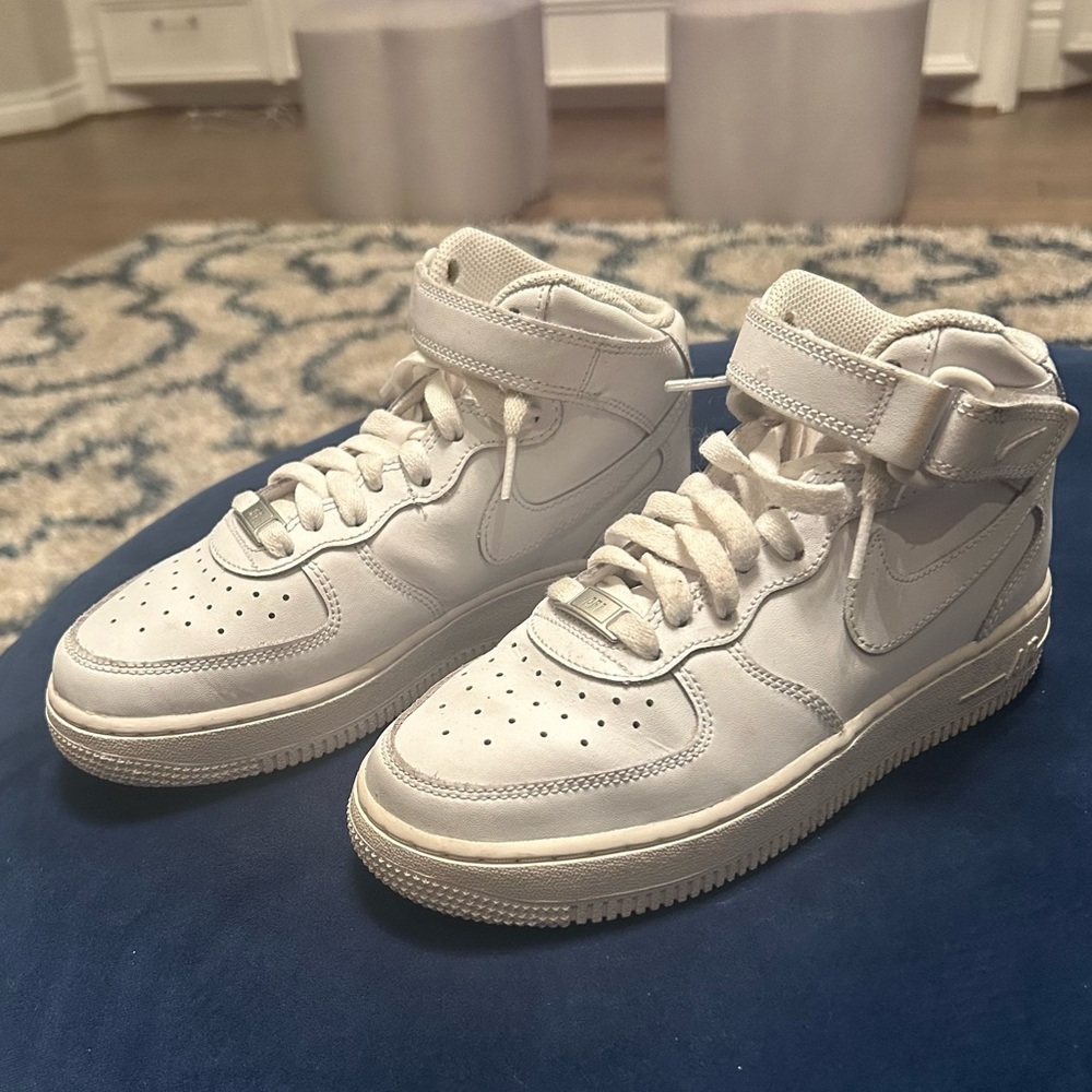 Nike Air Force 1 - High Top Sneaker - Kids Sz 4Y - (Great Condition  No Creases)